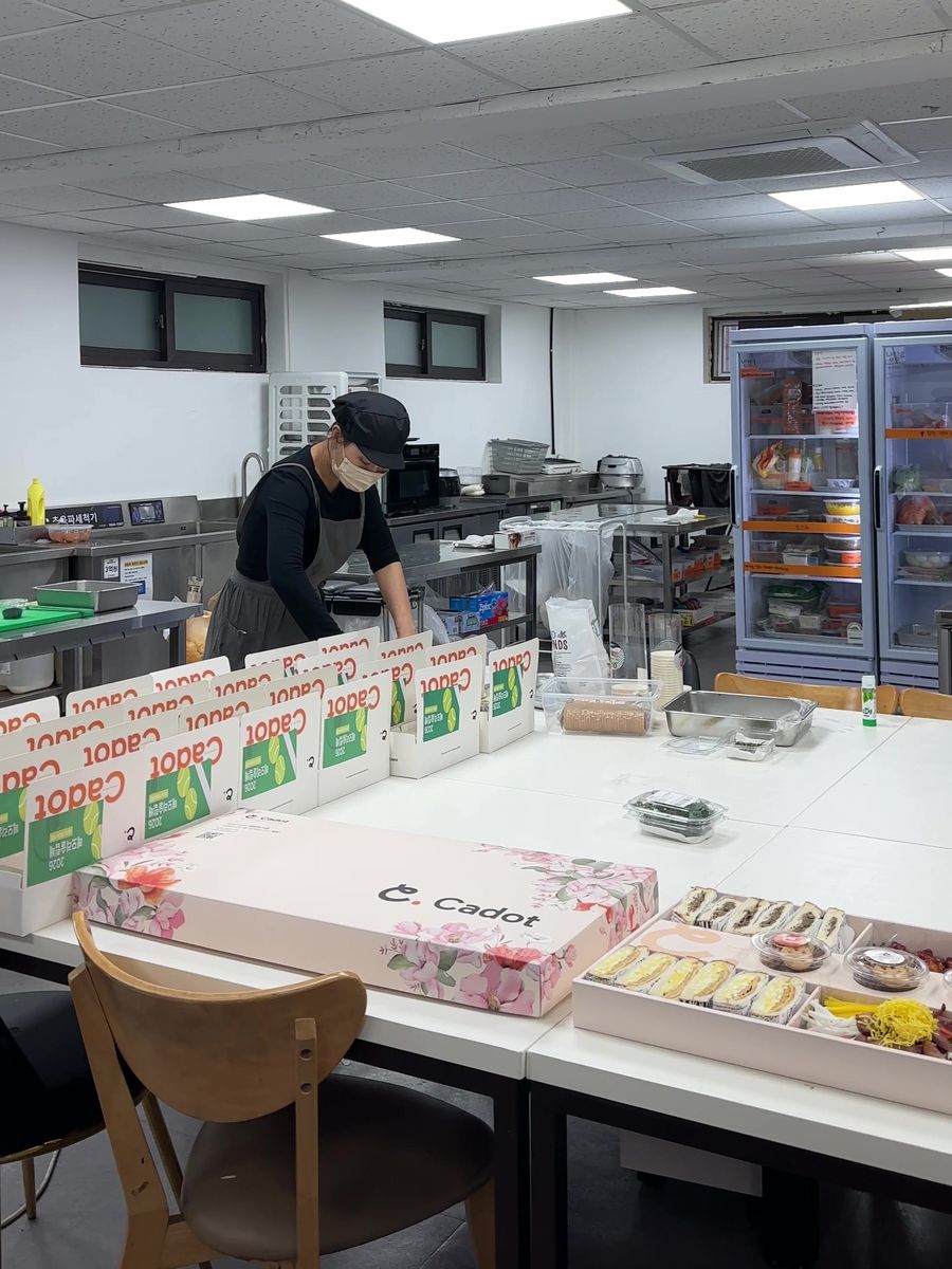 케닷 브랜드 박스가 테이블 위에 나란히 준비된 모습
